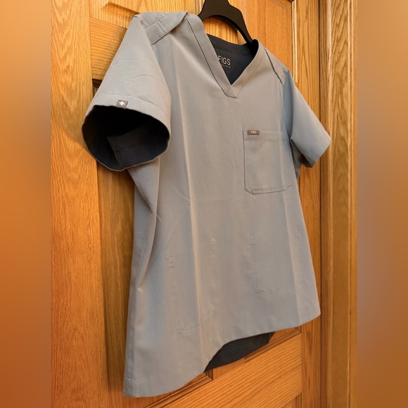 Figs Reversible Scrub Top - Picture 8 of 9